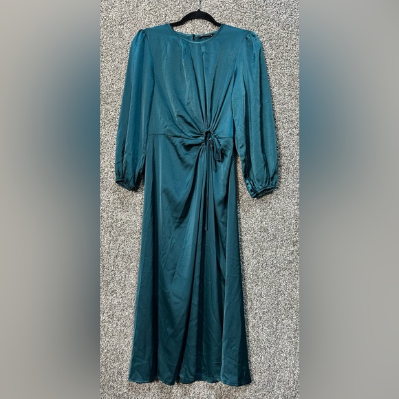 NWT Cutout Long Sleeve Satin Midi Dress Size Small - Picture 3 of 6